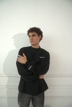 Lade das Bild in den Galerie-Viewer, BLACK LONGSLEEVE

