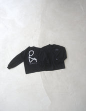 Lade das Bild in den Galerie-Viewer, BLACK LONGSLEEVE
